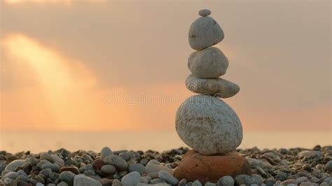  A Sentinela de Pedra - Uma Meditação Em Bronze Sobre a Fragilidade da Existência!