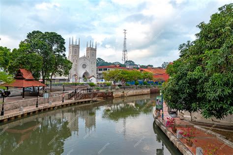 Garuda do Rio Melaka - Uma Visão Surrealista de Um Mito Lendário!